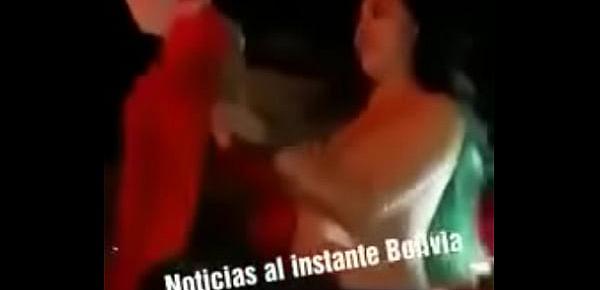  Boliviana muestra las tetas en concierto de nicky jam y le roban